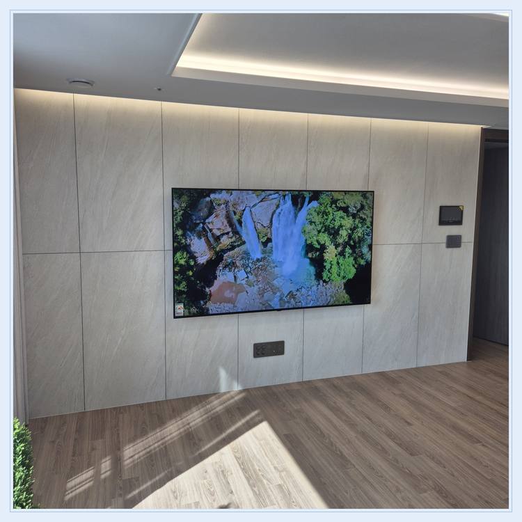 TV 양옆 벽면 여유와 화면 수평 · 벽체 지지력과 흔들림 점검