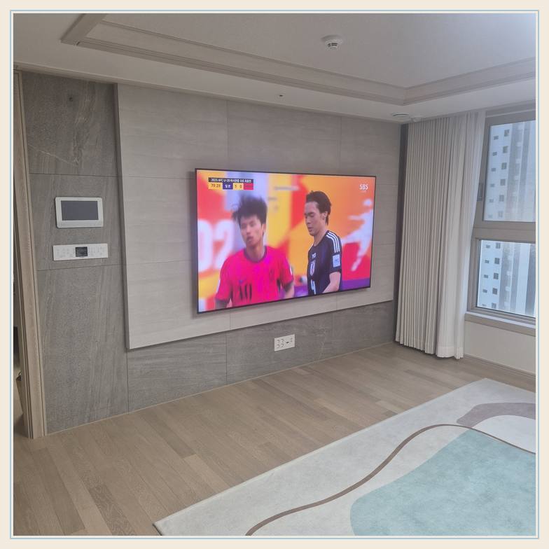 침실 쪽 TV 화면과 주변 가구 간격 · 콘센트와 화면 이격 거리