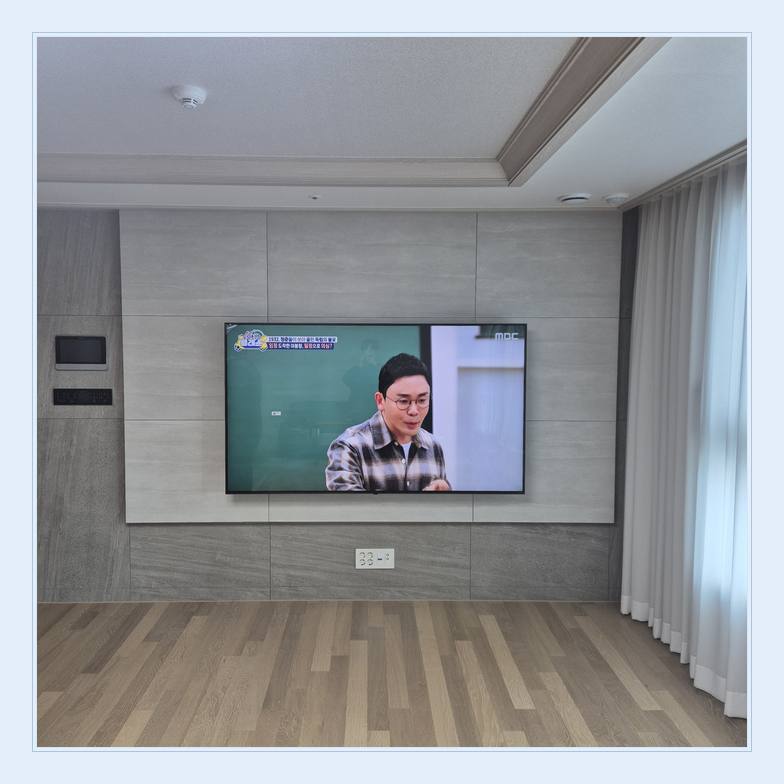 벽면에 걸린 TV와 창가 쪽 간격 · 벽지 마감과 지지재 구분