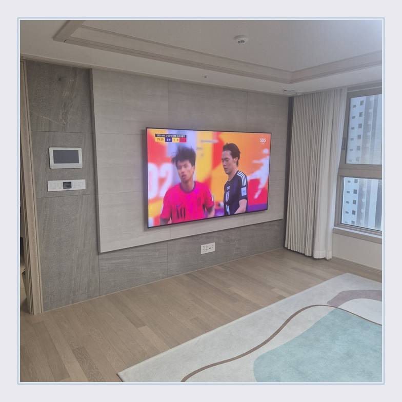 침실 쪽 TV 화면과 주변 가구 간격 · 케이블 덮개 분리 동선