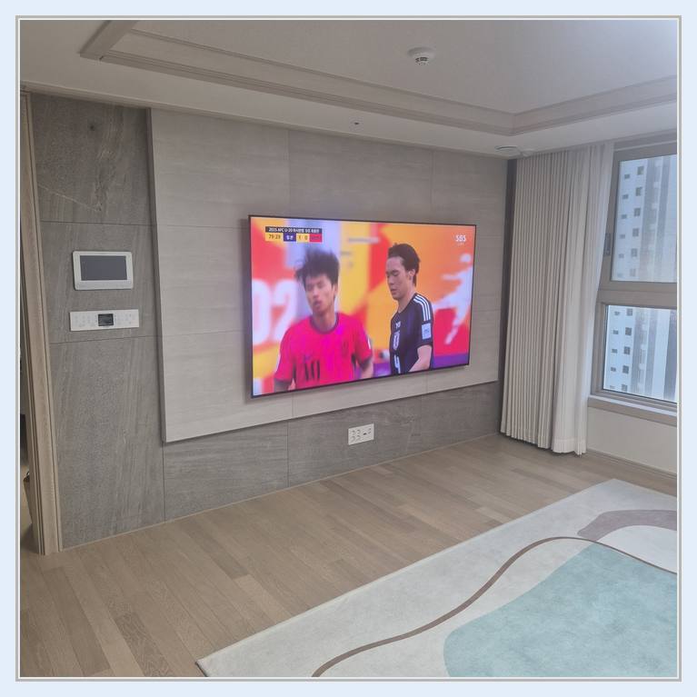 침실 쪽 TV 화면과 주변 가구 간격 · 설치 전 배선 경로 확인
