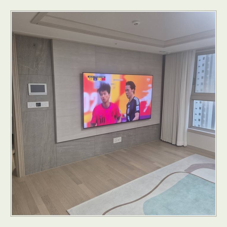침실 쪽 TV 화면과 주변 가구 간격 · 사운드바 거치 높이