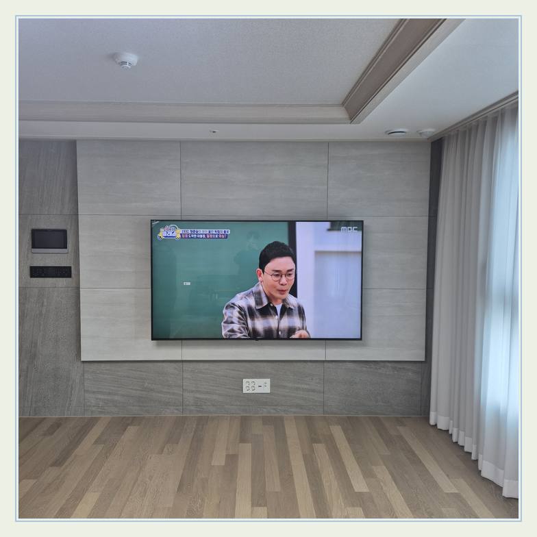 벽면에 걸린 TV와 창가 쪽 간격 · TV 후면 방열 간격