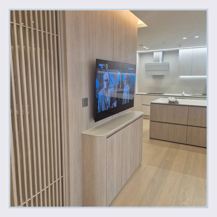 세로 슬랫 마감 옆의 TV 위치 · 벽 뒤 합판 고정 상태