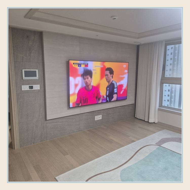 침실 쪽 TV 화면과 주변 가구 간격 · HDMI 교체 접근 동선