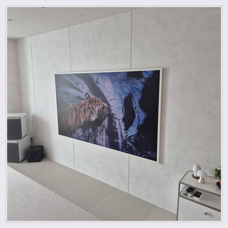 넓은 벽면에서 화면이 차지하는 면적 · HDMI 교체 접근 동선
