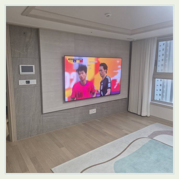 침실 쪽 TV 화면과 주변 가구 간격 · 벽걸이 해체 시 벽지 보호