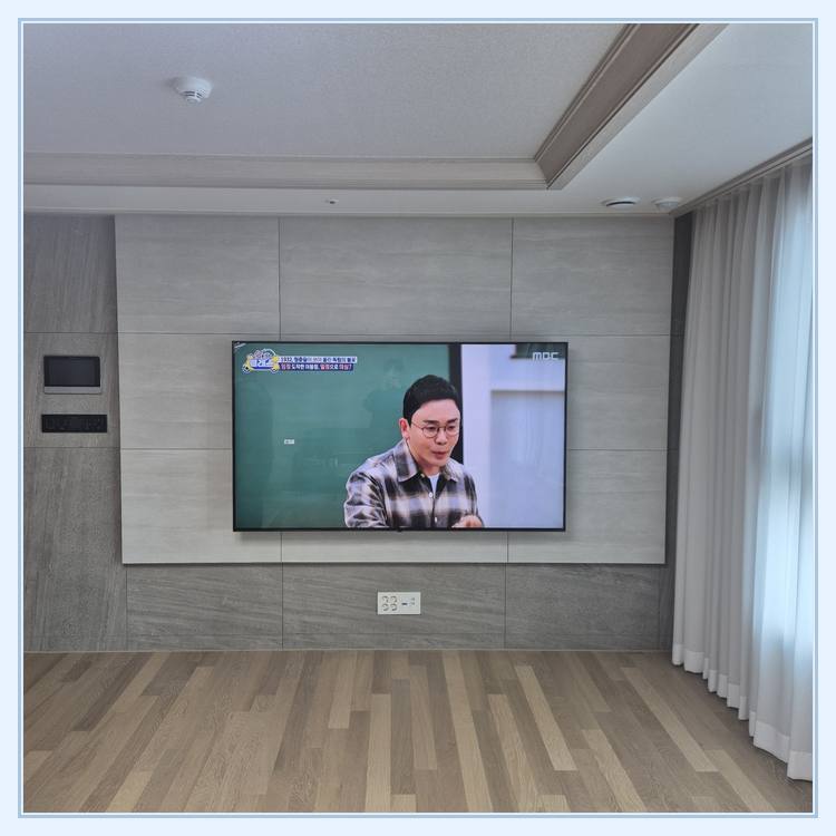벽면에 걸린 TV와 창가 쪽 간격 · 스피커 선과 전원선 분리