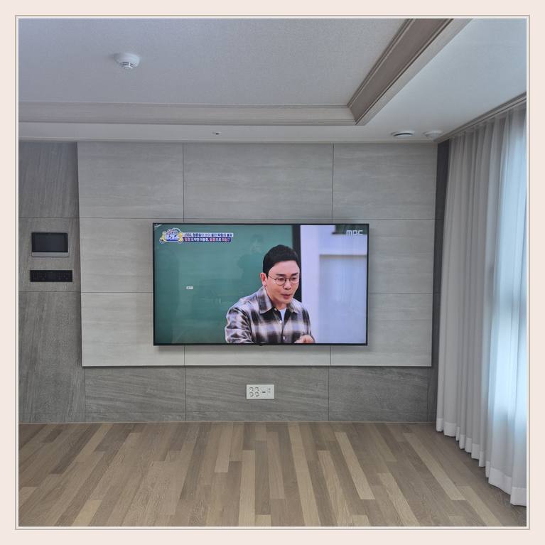 벽면에 걸린 TV와 창가 쪽 간격 · 거치대 고정 나사 깊이