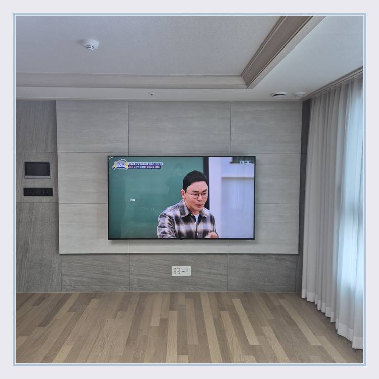 벽면에 걸린 TV와 창가 쪽 간격 · 시청 좌석별 수평 중심