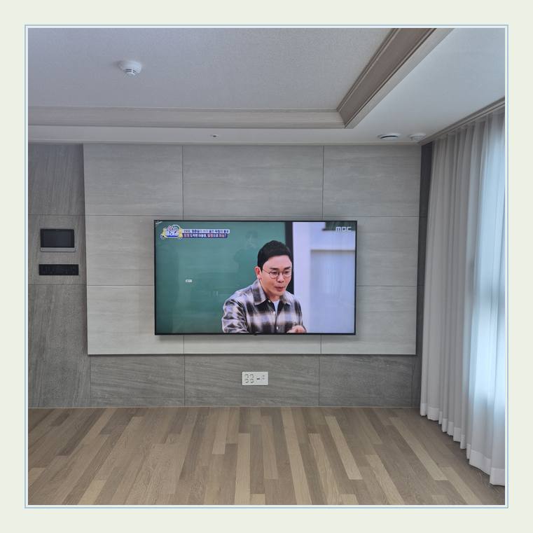 벽면에 걸린 TV와 창가 쪽 간격 · 작업 전 설치 높이 표시