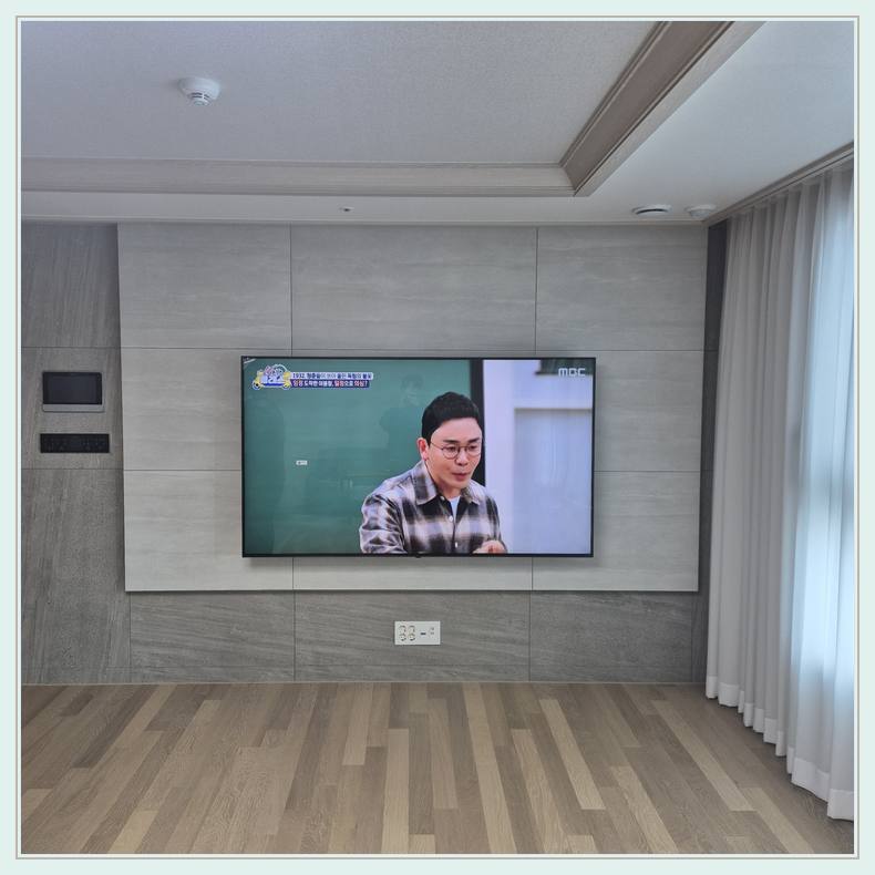 벽면에 걸린 TV와 창가 쪽 간격 · 다중 모니터 연결 동선
