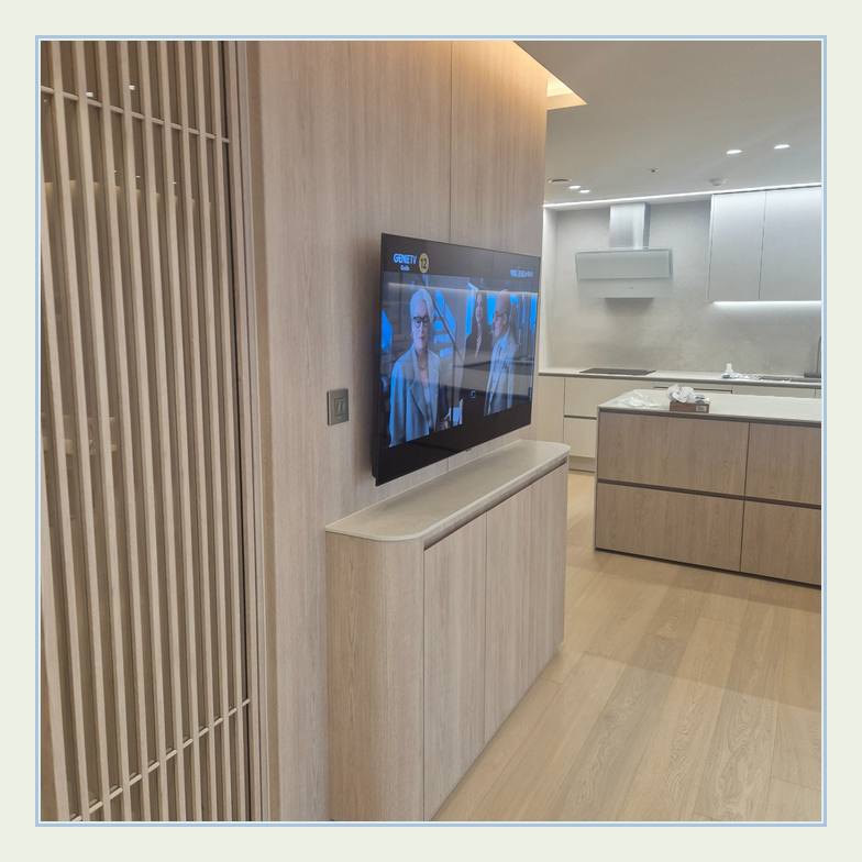 세로 슬랫 마감 옆의 TV 위치 · 와이파이 수신 장애 예방