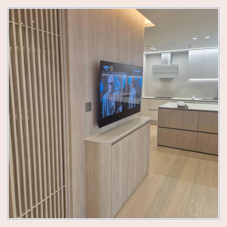 세로 슬랫 마감 옆의 TV 위치 · 벽체 재질별 안전 판단