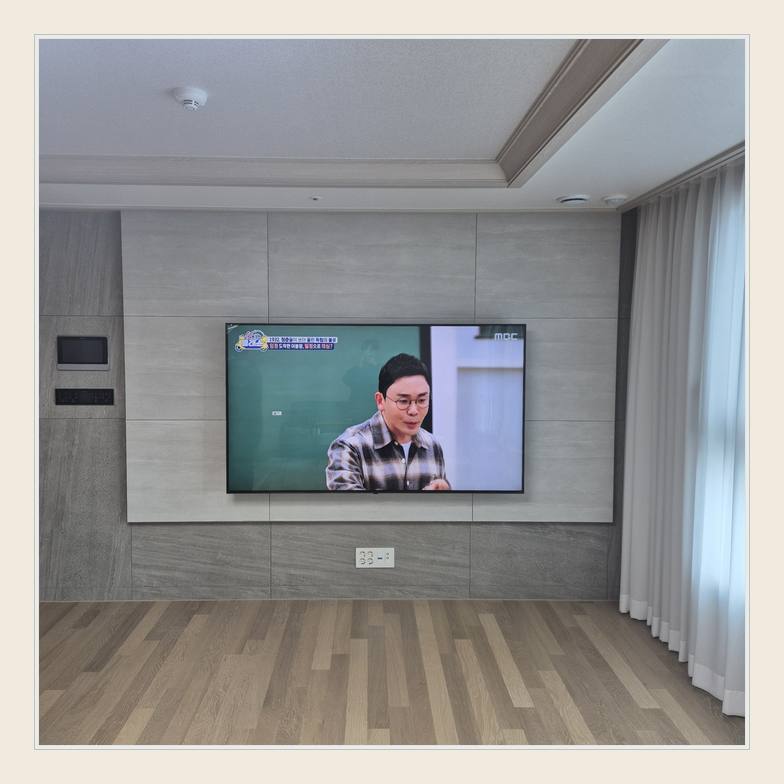 벽면에 걸린 TV와 창가 쪽 간격 · 우드 패널 고정 부위 점검