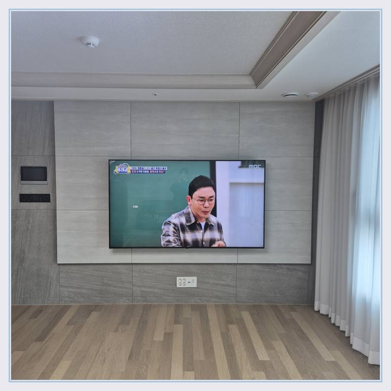 벽면에 걸린 TV와 창가 쪽 간격 · 사운드바 벽면 이격 확인