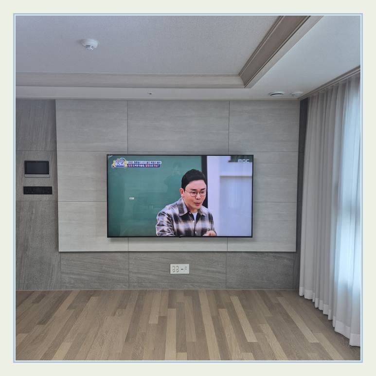 벽면에 걸린 TV와 창가 쪽 간격 · 석재 벽면 체결 방법 확인