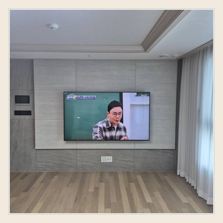 벽면에 걸린 TV와 창가 쪽 간격 · 풀모션 팔의 전후 간섭