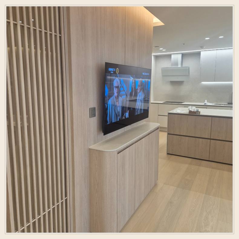 세로 슬랫 마감 옆의 TV 위치 · 거치대 잠금 나사 확인