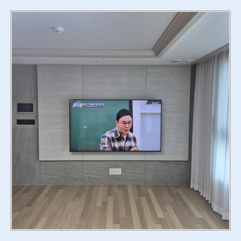 벽면에 걸린 TV와 창가 쪽 간격 · 반매립 작업 조건 확인