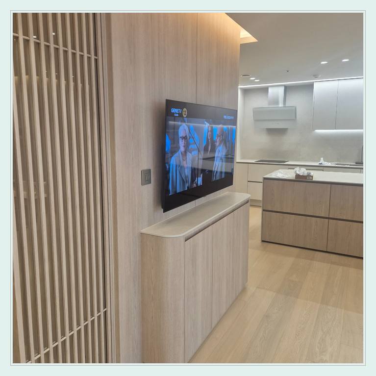 세로 슬랫 마감 옆의 TV 위치 · 대형 TV 운송 포장 점검